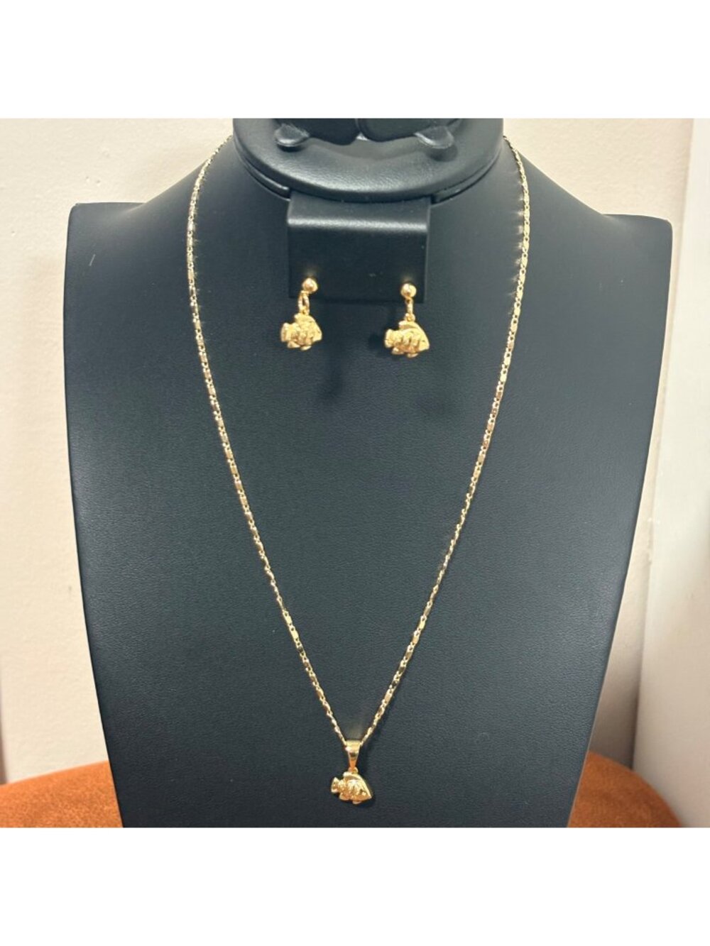 Xuping Jewelry Gold Pleated Little Fish Necklace & Earring Set Gold Tone